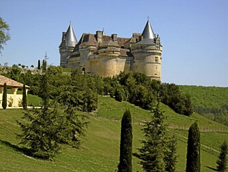 STORSLÅTTE OPPLEVELSER: Reiser du litt omkring i dette Bordeaux-Dordogne-distriktet kan du brått støte på vin- og jaktslott som denne bygningsperlen i nærheten av Bergerac.