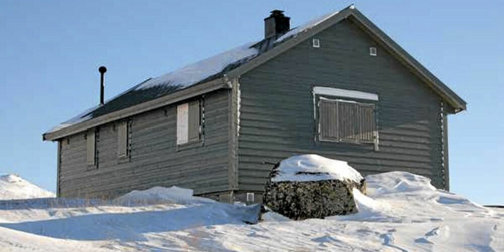 LEDIG: Høyfjellshytte, 700 meter fra Finse stasjon. Tre soverom og 10 sengeplasser. Pris pr døgn i høysesongen er 1200 kroner. Avstand til vei om vinteren 27 kilometer. Oppvarming er vedovn og strøm. Det er ved i hytta og snurredo.