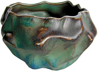 SKÅL: Assymetrisk skål i keramikk.
