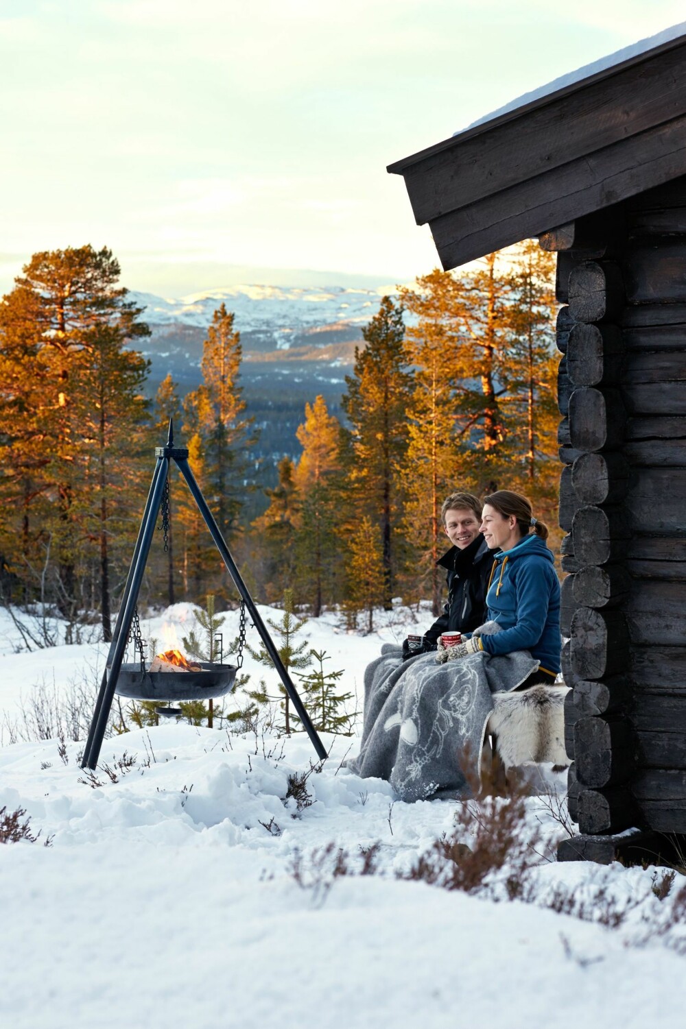 Søkte skogens ro: Det beste med livet på hytta er naturen rundt, synes Linn Hege og Øyvind. På uteplassen, hvor de har satt opp en bålpanne, kan de slappe av og nyte utsikten.