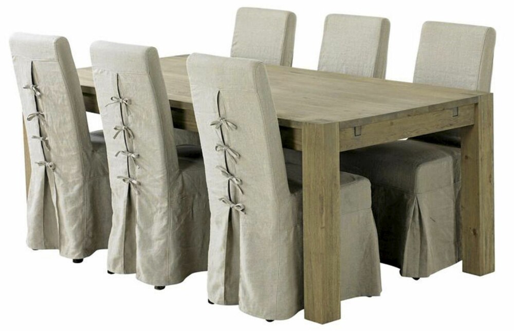 RUSTIKT: Spisebord i rustikk stil fra Living. Det er lurt å investere i behagelige spisestoler på hytta, så man kan sitte lenge utover sommerkveldene.