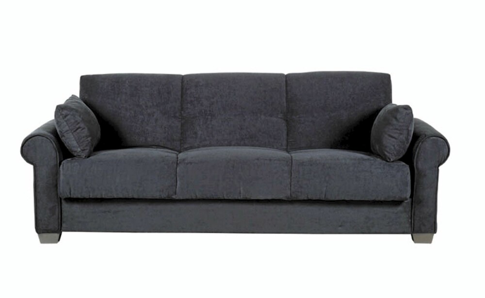MARITIMT: Støvet blå sofa fra Bohus som passer godt på sommerhytta. Perfekt å kombinere med røffe tremøbler og elementer i sink. Frisk opp med puter i syrin for å gi en fargeklatt. MARITIMT: Støvet blå sofa fra Bohus som passer godt på sommerhytta. Perfekt å kombinere med røffe tremøbler og elementer i sink. Frisk opp med puter i syrin for å gi en fargeklatt.