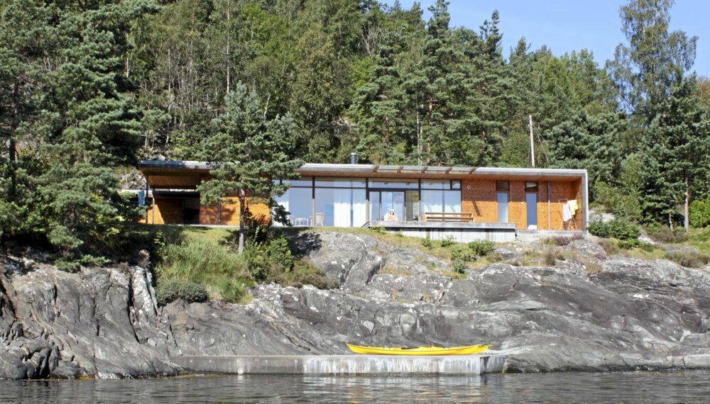 IDYLL VED FJORDEN: Den renskrapte hytta tegnet av Haga Grov arkitekter ligger på en avsats, en hylle like ved vannet. Herfra har eierne utsikt over store deler av Hardangerfjorden.
