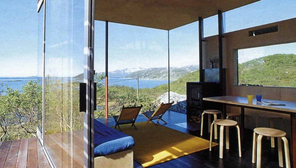 PANORAMAHYTTE: Med glass fra gulv til tak i hele fronten har eieren, arkitekt Gisle Løkken i 70 N arkitektur i Tromsø 180 grader utsikt over den praktfulle naturen på Ringvassøy.