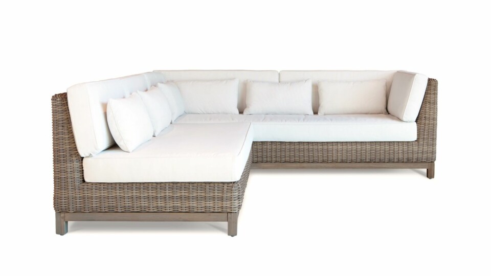 LOUNGESTEMNING: Hjørnesofa satt sammen av to deler fra serien Byron, 143 x 71 x 235 cm, kr 31 800, Slettvoll.
