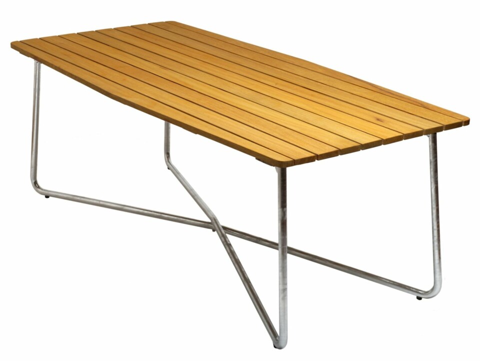 SETT MED BORD OG STOLER: Fire hagestoler og bord i oljet eik og med galvanisert stativ, 92 x 190 cm, kr 19 280, Grythyttan Stålmöbler/room21. no.