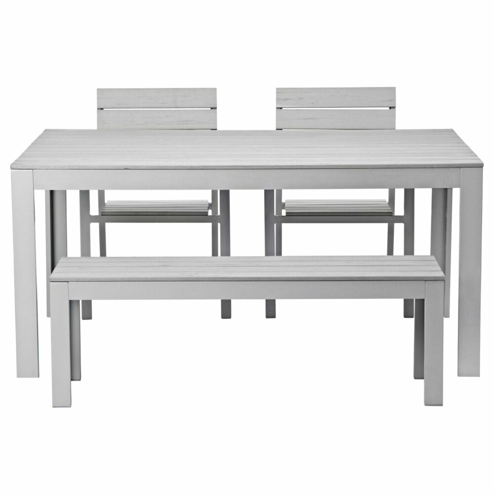 KLASSISK: Falster utemøbler med bord, 160 x 100 cm, benk og to stoler, kr 2735 for alt, Ikea.