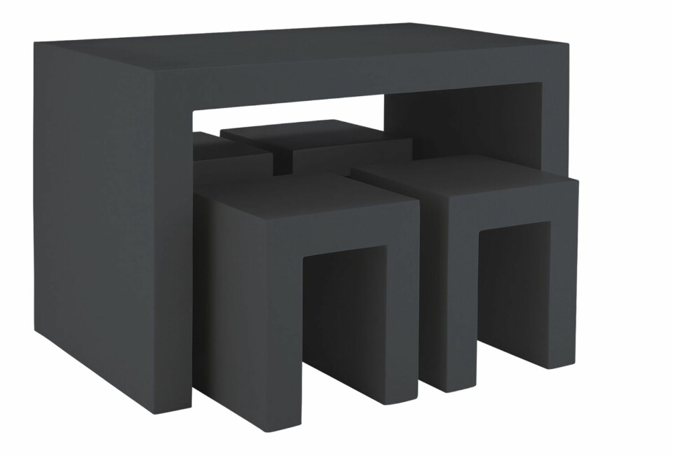 RØFT: Sett med bord i stein og fire krakker. Bordet måler 120 x 70 x 74 cm, kr 7950, Habitat.