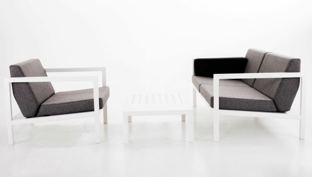 TÅLER EN TRØKK: Gruppe med to stoler, sofa og kaffebord. Putene kan stå ute i regn og snøvær. Kr 34 500 for alt, Sundays Design.