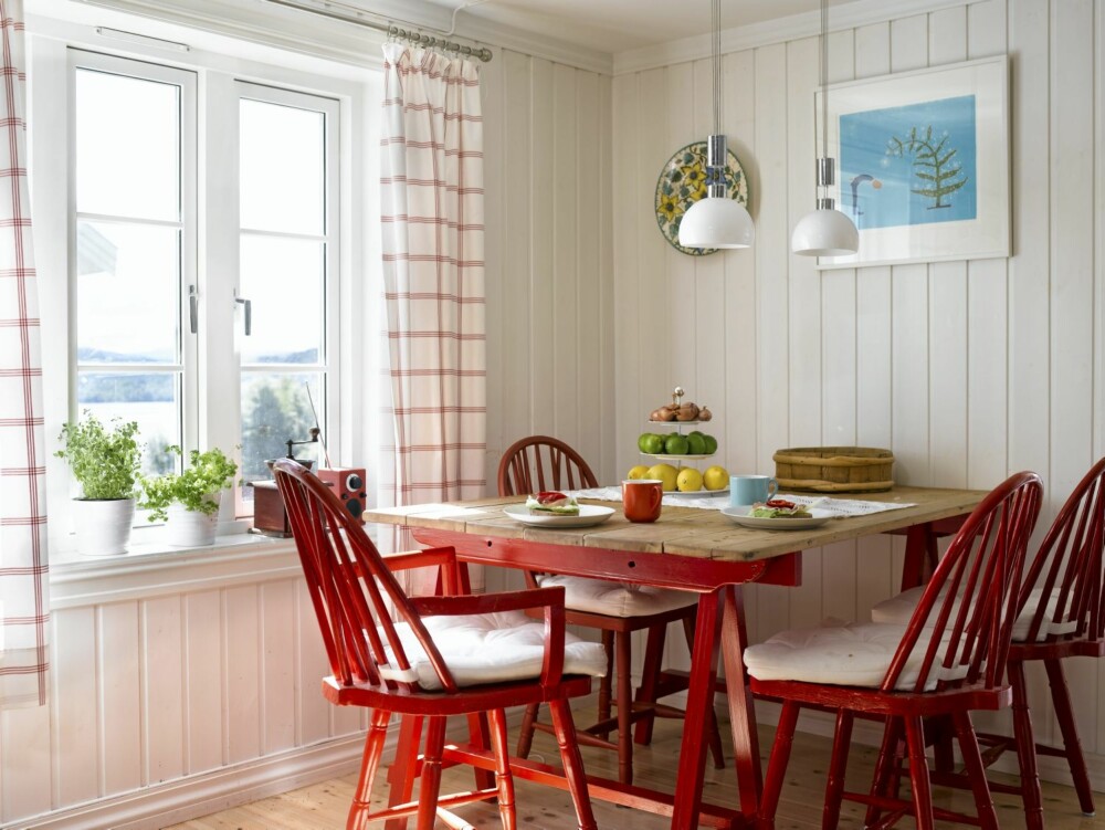 RØDT OG LANDLIG: Det lune og lyse kjøkkenet friskes opp av røde, spreke stoler.