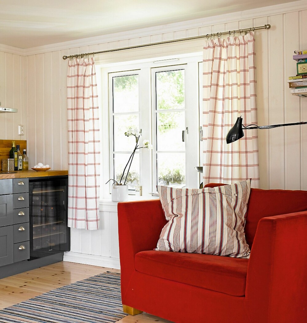 LANDLIG: Kjøkkenet har en landlig stil med en strammere lenestol. Rødt er gjennomgående på både møbler og tekstiler.