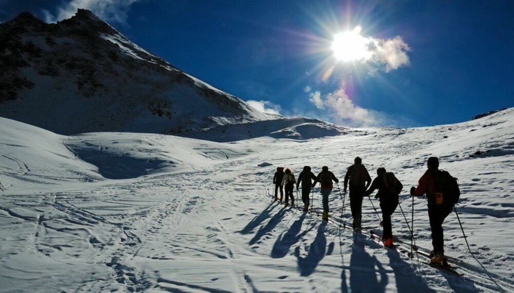 MED SKI PÅ BEINA: Ingenting er som en skitur i sol og hvitt landskap.