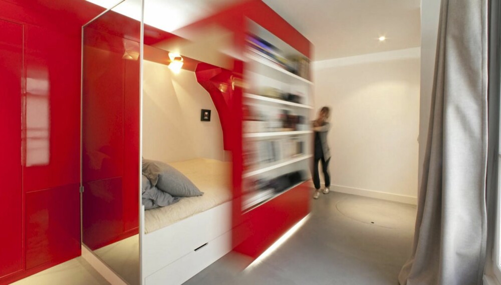 SKYVEDØR: En mobil bokhylle fungerer som en romdeler i den smarte leiligheten.
