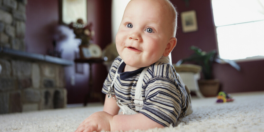 BARN SPESIELT UTSATTE: Har du små barn i huset bør du være ekstra påpasselig med støvsuging av teppene.