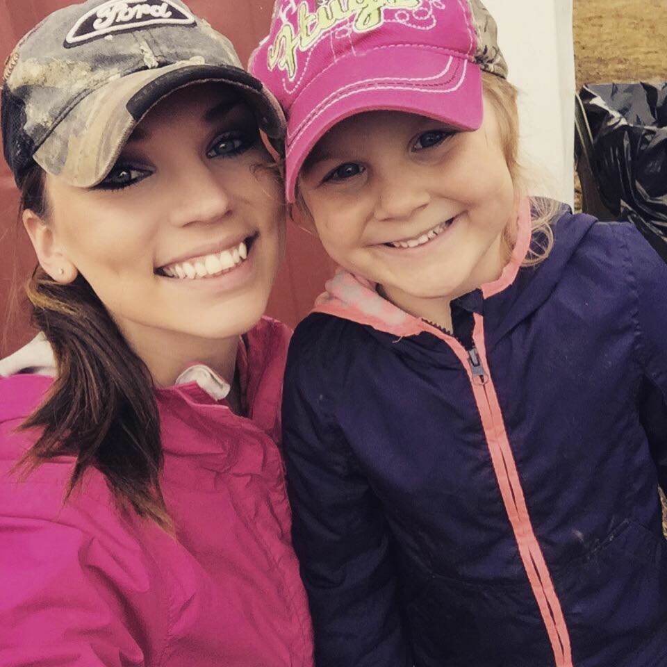 KLART JENTER KAN VÆRE POLITI: Chelsy og datteren Kinleys lille shoppingtur før Halloween har skapt en nasjonal bevegelse.