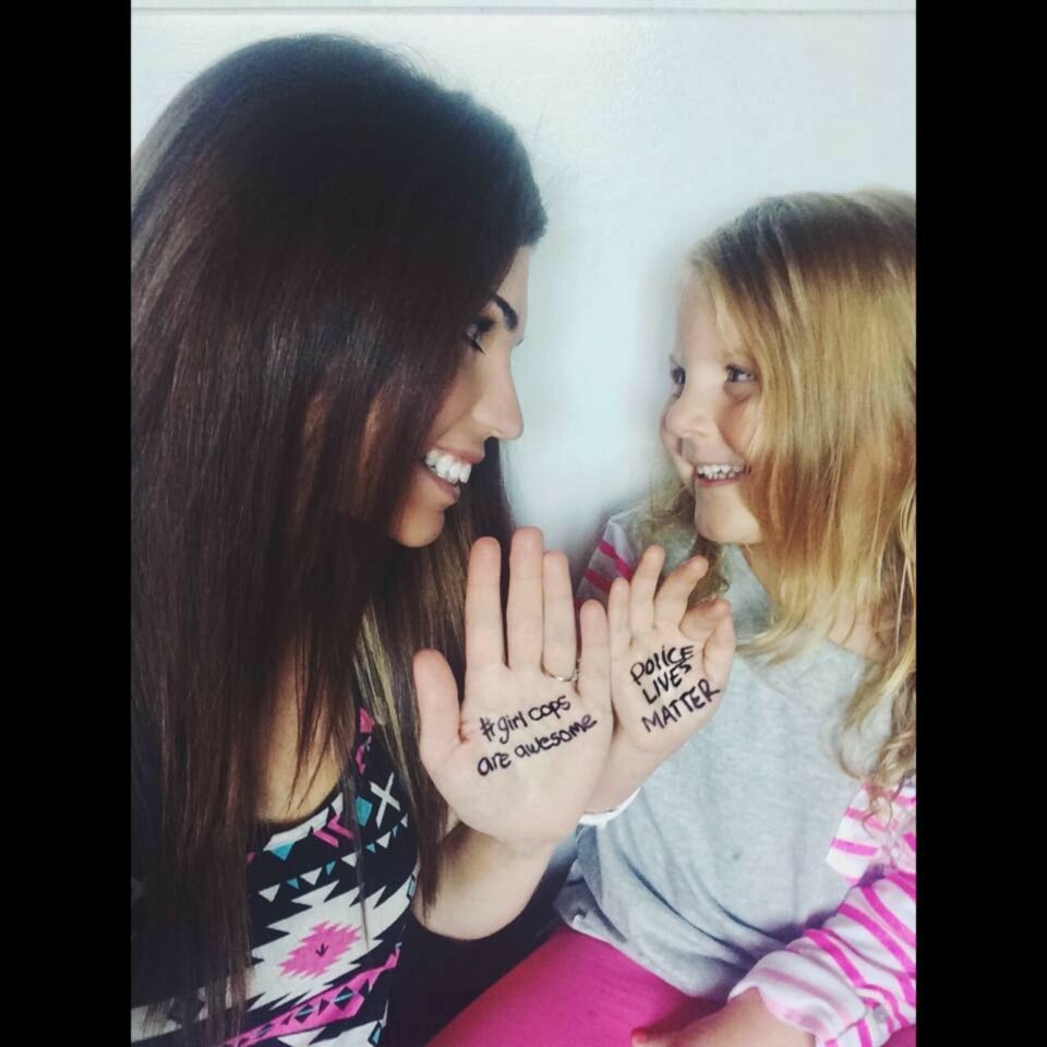 KULT: Er det en ting Kinley (4) ikke er i tvil om lenger er det at jenter er fabelaktige politifolk!