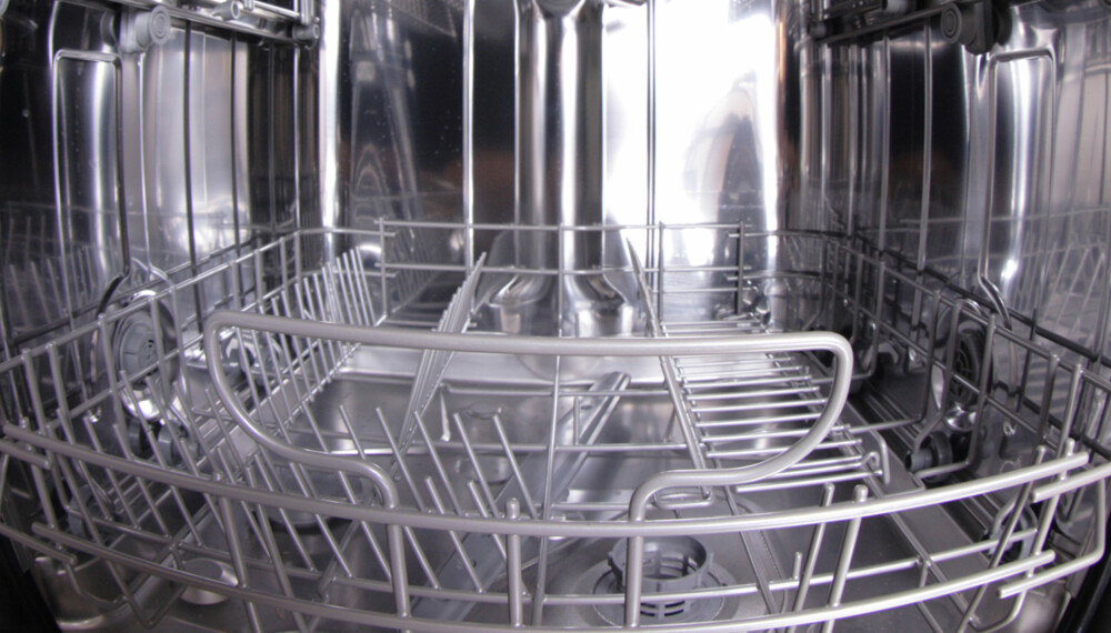 BRUKES TIL SÅ MANGT: En oppvaskmaskin kan hamle opp med mer enn bare kopper og kar. Visste du at du for eksempel kan vaske dusjhodet i den?