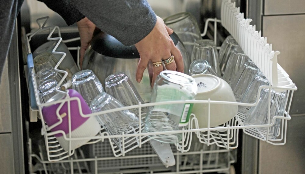 RENGJØRING OPPVASKMASKIN: Også oppvaskmaskinen trenger rengjøring, slik at det ikke samler seg smuss og lignende som kan skape lukt og bakterieflora.