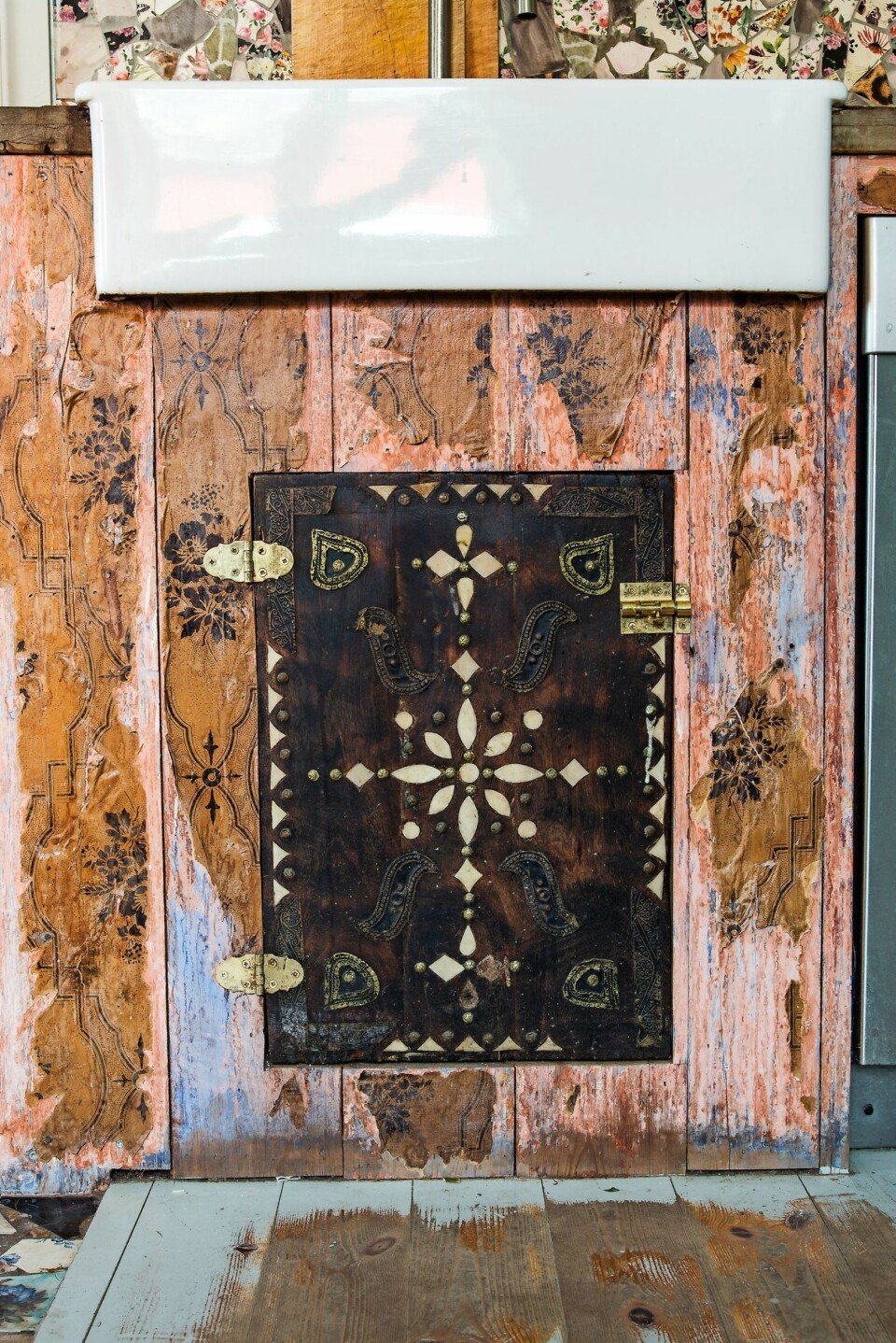 INTERNASJONALT: Skapdøra kjøpte Lillann i Marokko. Vasken er fra Ikea.