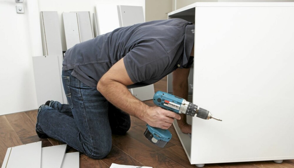 HJEMMETJENESTER: Stadig flere kjøper hjemmetjenester, som å skru sammen flatpakkede møbler.