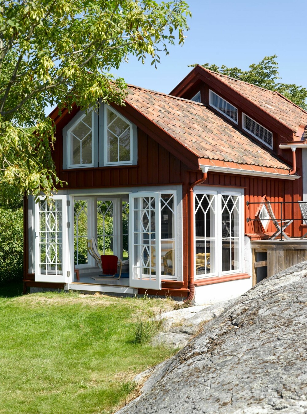 Lysthuset i skjærgården: Det lille huset fra slutten av 1800-tallet har i dag blitt en moderne og fargerik sommerhytte. De store vinduene i tilbygget åpner opp mot lyset og utsikten i skjærgården ved Kragerø.