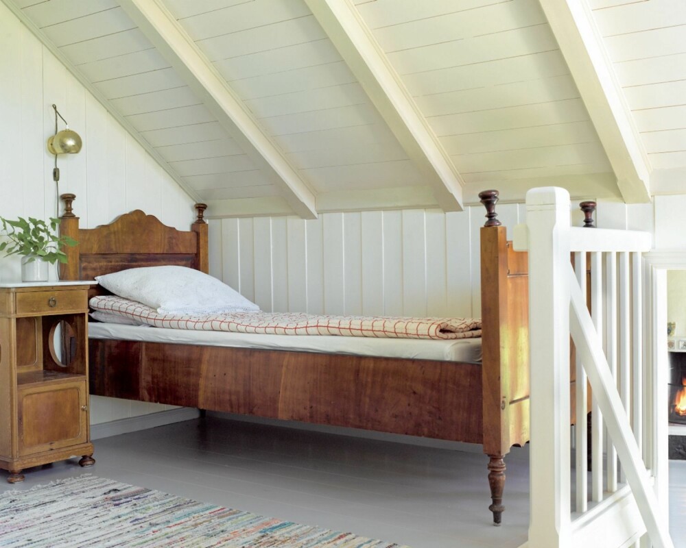 På hemsen: Et stilig 1800-tallsmøbel 
med seng og nattbord, har fått plass på hemsen.