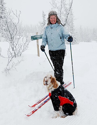 BRUKER LØYPENE: Hytteeier Anne Vidar er godt fornøyd med hedalsløypene. Her er hun på skitur sammen med hunden Tuva.