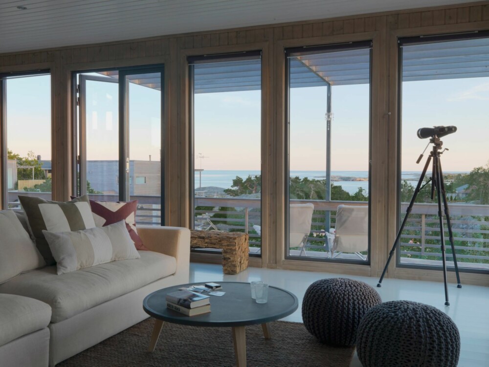 GOD UTSIKT: Måkeskrik, båtliv og bølgeskvulp kan kikkes nøyere på gjennom kikkerten i stuen. Store, åpne vindusflater får maksimalt ut av dagslyset. Styling: Kirsten Visdal. GOD UTSIKT: Måkeskrik, båtliv og bølgeskvulp kan kikkes nøyere på gjennom kikkerten i stuen. Store, åpne vindusflater får maksimalt ut av dagslyset. Styling: Kirsten Visdal.