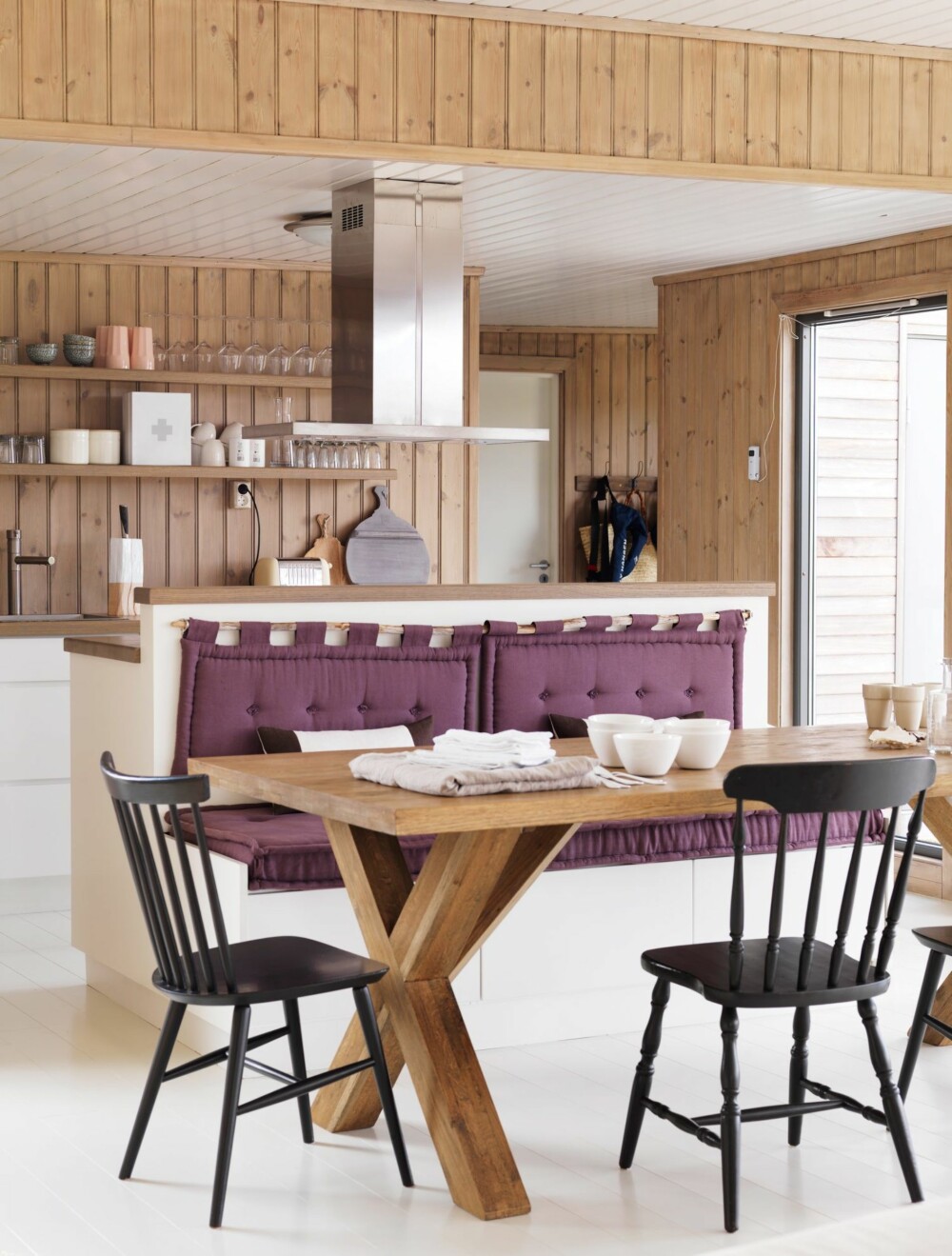 LOKAL TILPASNING: Innredningen er fra kjøkkenleverandøren Kvik, men benkeplatene og hyllene er malt av en lokal malermester. Åpne hyller erstatter overskap, og tingene som står fremme er flittig i bruk. Styling: Kirsten Visdal. LOKAL TILPASNING: Innredningen er fra kjøkkenleverandøren Kvik, men benkeplatene og hyllene er malt av en lokal malermester. Åpne hyller erstatter overskap, og tingene som står fremme er flittig i bruk. Styling: Kirsten Visdal.