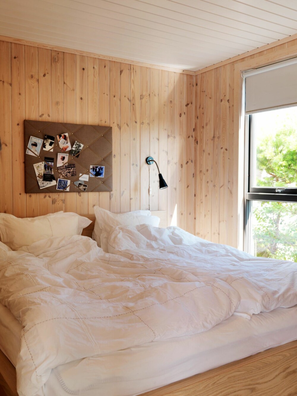 NATURLIG VAKKERT: Med den skjønneste natur rett utenfor vinduet, holdes dekoren på soverommet til et minimum. Sengene er bygget av et snekkerverksted i Risør. Styling: Kirsten Visdal. NATURLIG VAKKERT: Med den skjønneste natur rett utenfor vinduet, holdes dekoren på soverommet til et minimum. Sengene er bygget av et snekkerverksted i Risør. Styling: Kirsten Visdal.