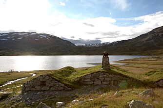 HYTTETUR: Flere hytter er tilgjengelige i fjeller. Her fra Vivassvatnet på Hardangervidda.
