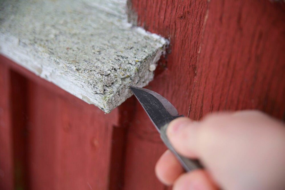 BRUK KNIV: Bruk kniv for å sjekke råte i vinduene. BRUK KNIV: Bruk kniv for å sjekke råte i vinduene.