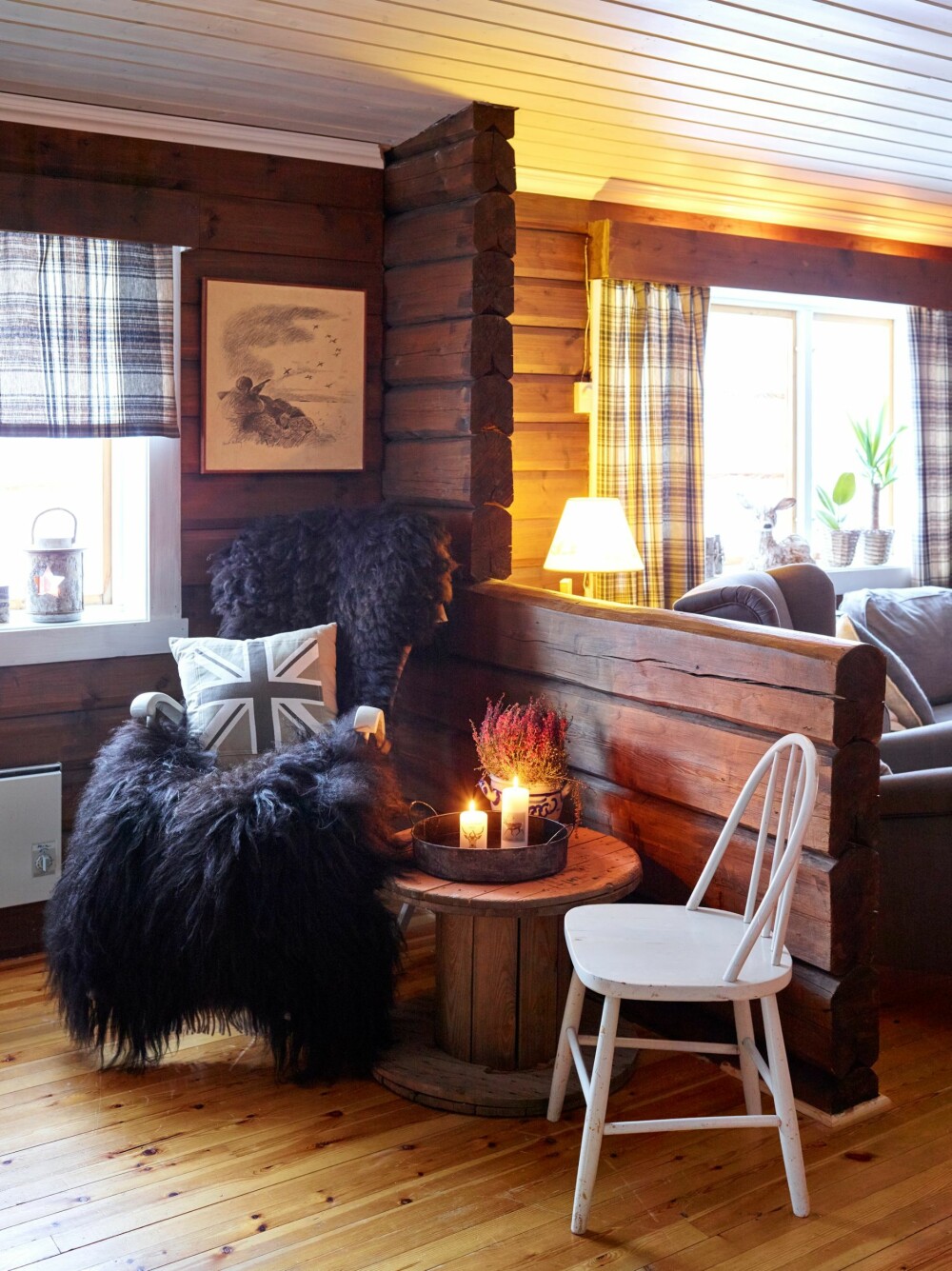 ÅPNET OPP. En del av veggen som opprinnelig skilte de to delene av hytta er fjernet for å gi plass til en åpen og stor stueløsning. Bordet er fra Skeidar, stolene fra Home & Cottage. ÅPNET OPP. En del av veggen som opprinnelig skilte de to delene av hytta er fjernet for å gi plass til en åpen og stor stueløsning. Bordet er fra Skeidar, stolene fra Home & Cottage.