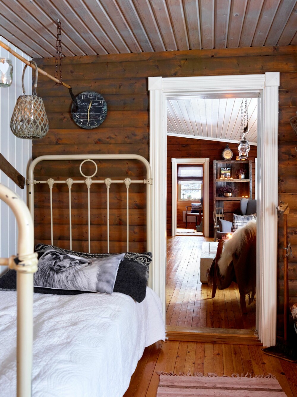 KOSEKROK: I hjørnet av spisestuen er det blitt innredet en kosekrok med en gammel seng.
Den brukes aller mest av hunden Evelina. KOSEKROK: I hjørnet av spisestuen er det blitt innredet en kosekrok med en gammel seng.
Den brukes aller mest av hunden Evelina.