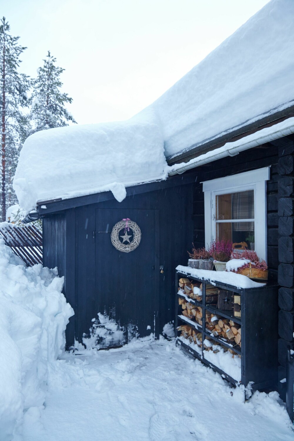 VED: Paret har bra med plass til oppbevaring av ved. Det kommer godt med i vintersesongen, som kan bli svært kald. 