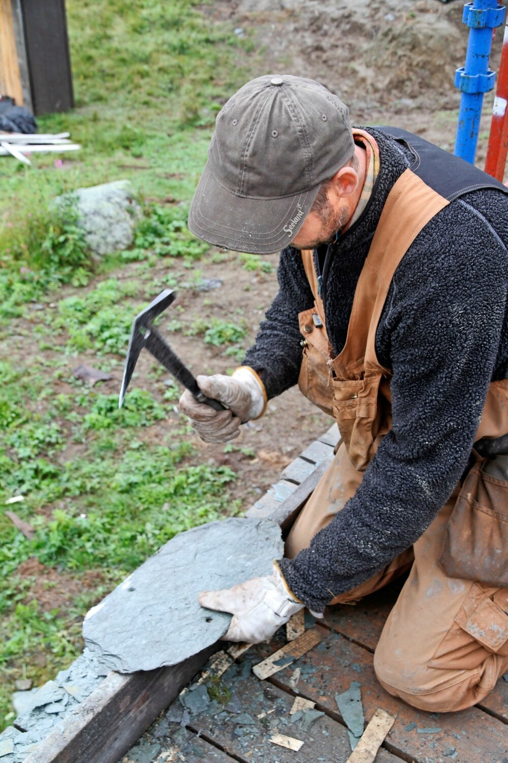 TRINN 1: Valdresskiferen, som er en leirskifer, lar seg lett forme med en tekkehammer.
