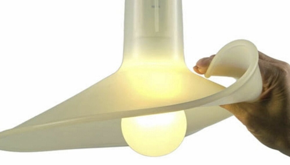 MYK OG MILJØVENNLIG: Mange av høstens lamper har et lekent uttrykk, slik som lampen Flex fra Droog. Den er designet med tanke på bruk av energibesparende pærer og har en skjerm i myk og bøyelig silikongummi.