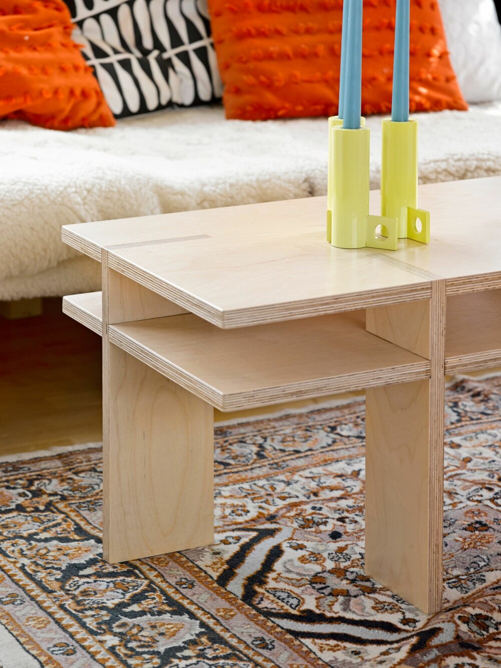 EGET DESIGN: Bordet er tegnet av Morten selv, og laget av møbelsnekker Espen Revold. Teppet er fra en reise i India. Flere saueskinn er sydd sammen for å dekke sofaens lengde.