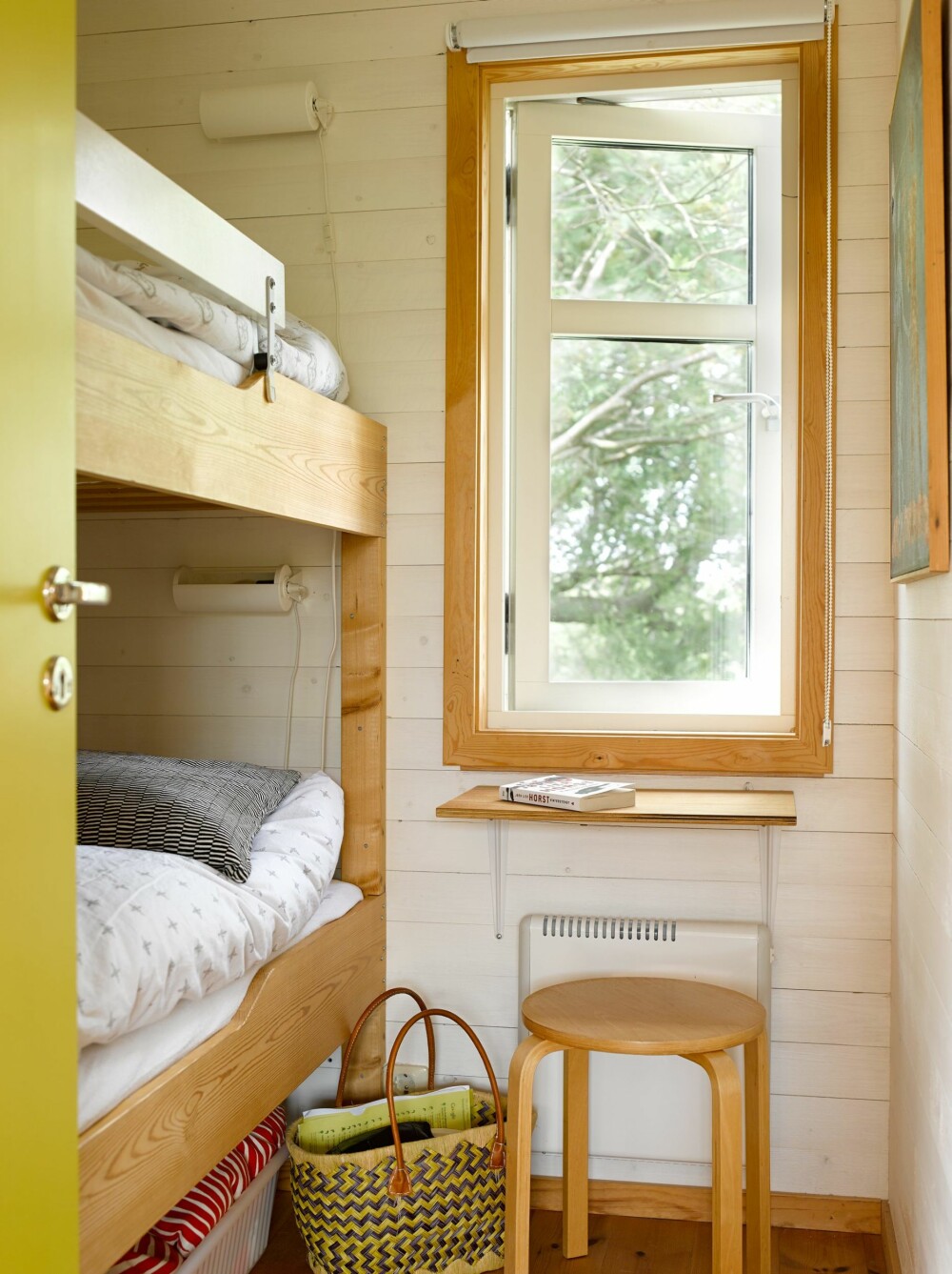 SOVEROM: Det vesle soverommet har køyeseng, og det samme lette uttrykket som på interiøret i resten av hytta. 