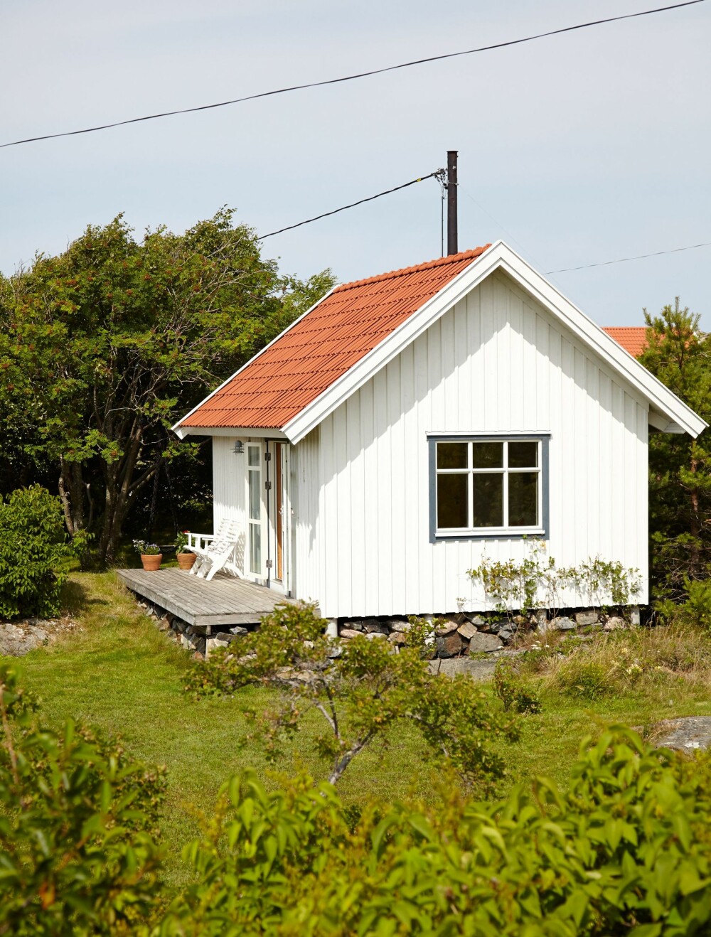 GJESTEHYTTA: Å ha et egen, liten hytte for besøkende er praktisk og gir albuerom for alle. Gjestehytta ble satt opp i 2000, mens hovedhytta er fra 1950.
