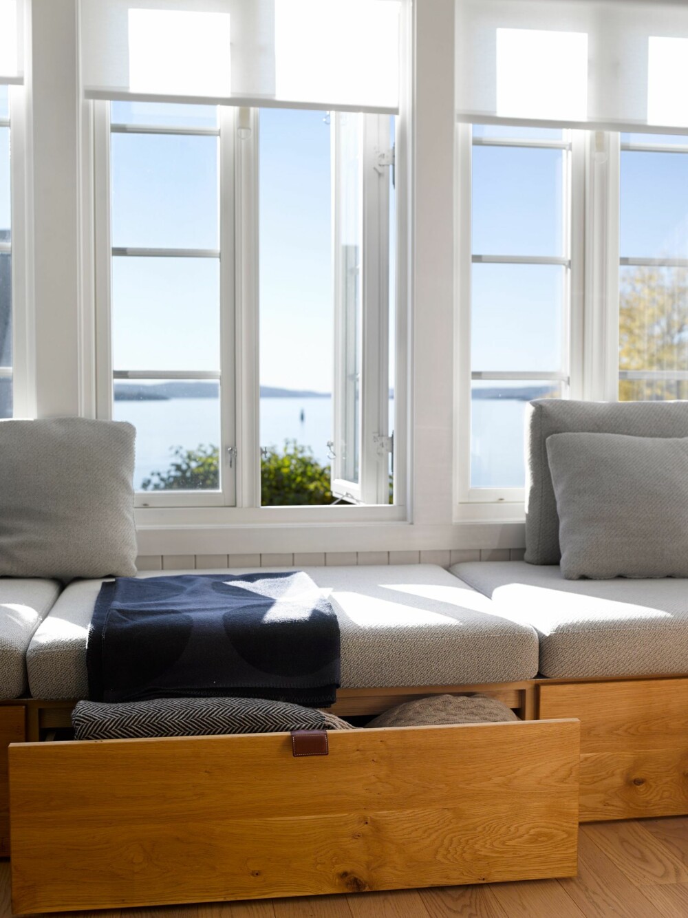 SMART OPPBEVARING: Den plassbygde sofaen har lure løsninger. Romslige skuffer i amerikansk eik gjør det enklere å holde orden