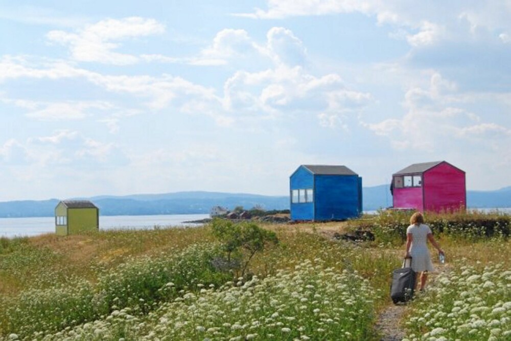 TIL LEIE: På Steilene i indre Oslofjord har Nesodden kommune kjøpt en annen av Solveig Egelands installasjoner bestående av tre små hytter. Disse kan du leie i sommer.
