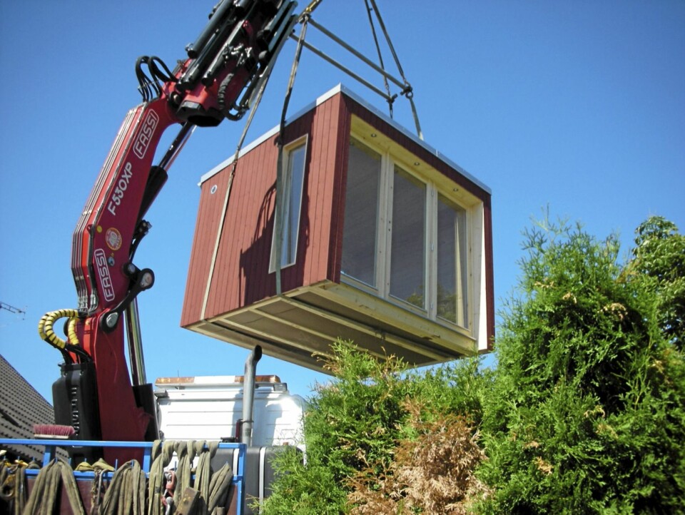 WOW: Her kommer mini-hytta flygende rett til byggeplassen i hagen.