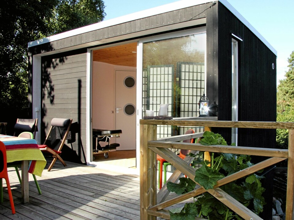 KOMPLETT BYGNING: Så enkel og inviterende kan en liten hytte bli.