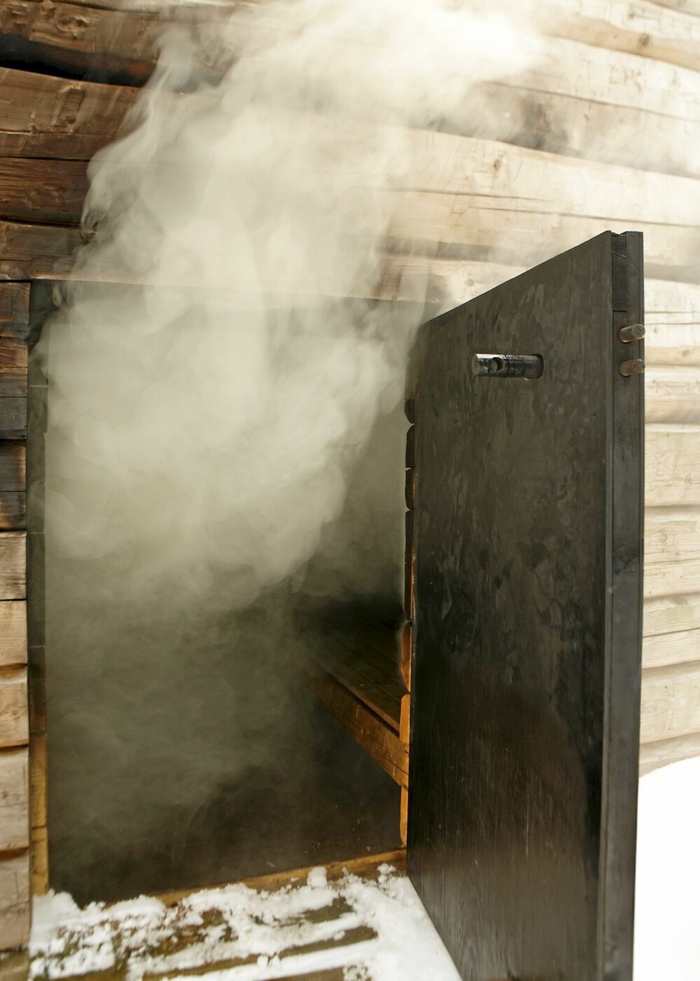 WOW: Her oppfyring av badstuovnen og hytta i full gang. Nå er det bare å vente til varmen kommer og røyken har lagt seg.