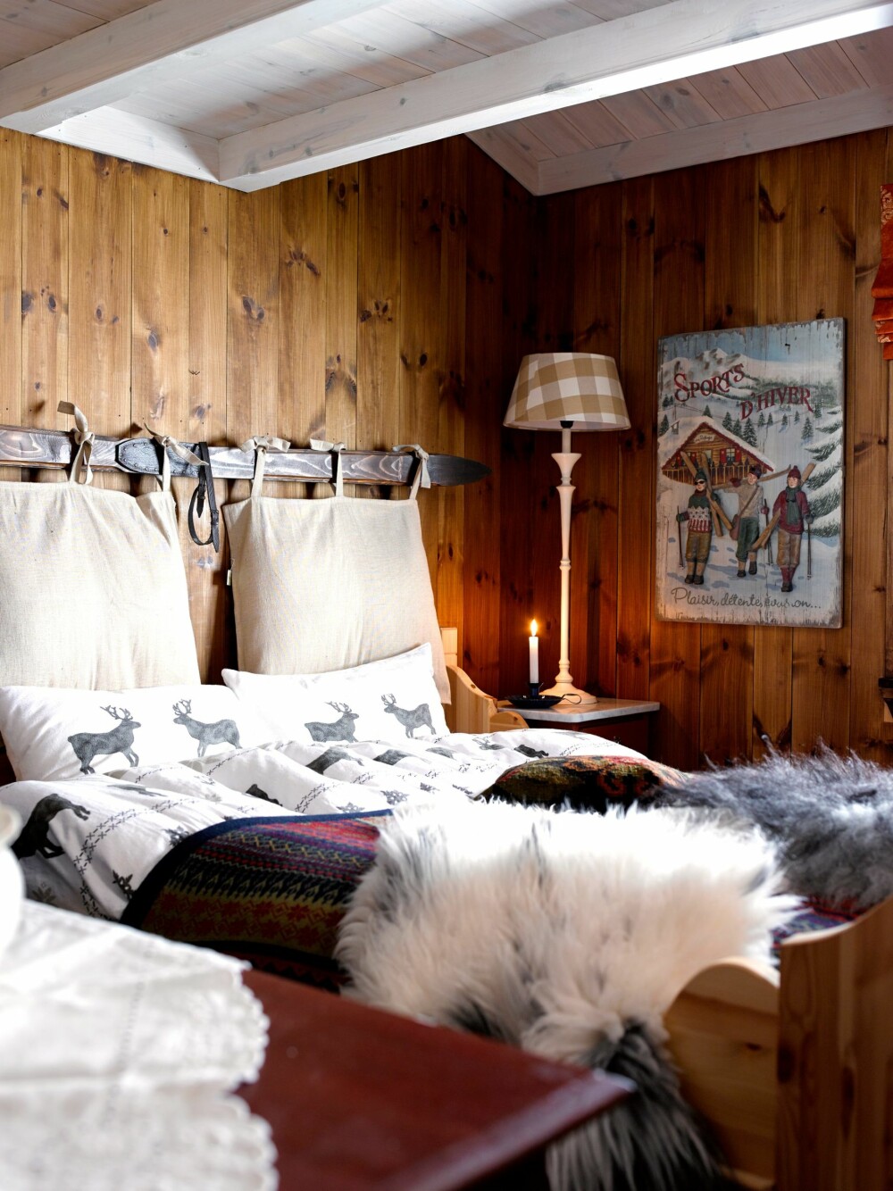 PÅ VEGGEN: Lag en sengegavl av en ski og to puter. 
