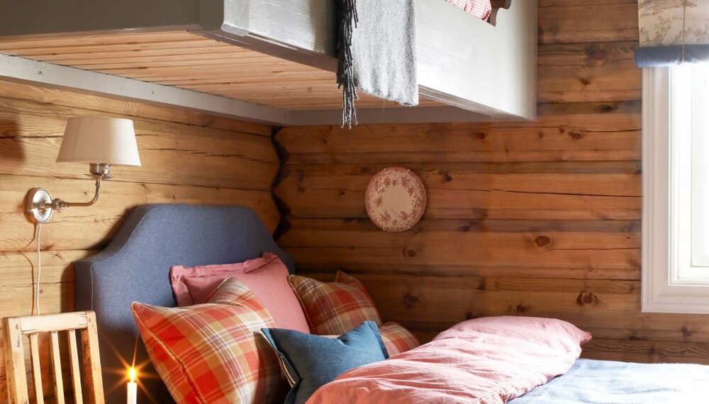 KØYESENG: På dette soverommet har den klassiske køysengen fått en ny vri. Overkøyen er satt på tvers slik at det blir bedre plass i underkøyen. Interiørdesigner: Siv Brenne