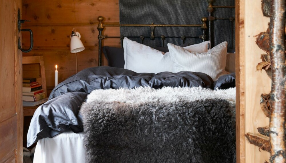 ROM FOR DRØMMER: Lune farger, myke skinn og tekstiler gir de rette rammene for et innbydende soverom.