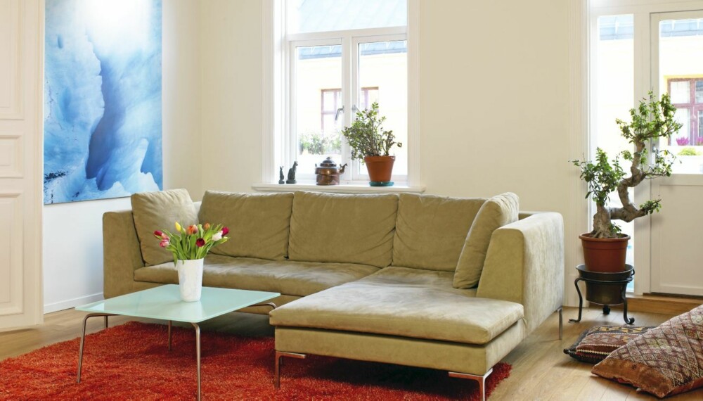 MØBLERING. Sofaen trenger ikke stå helt inntil veggen. Store puter kan også fungere som sitteplasser.