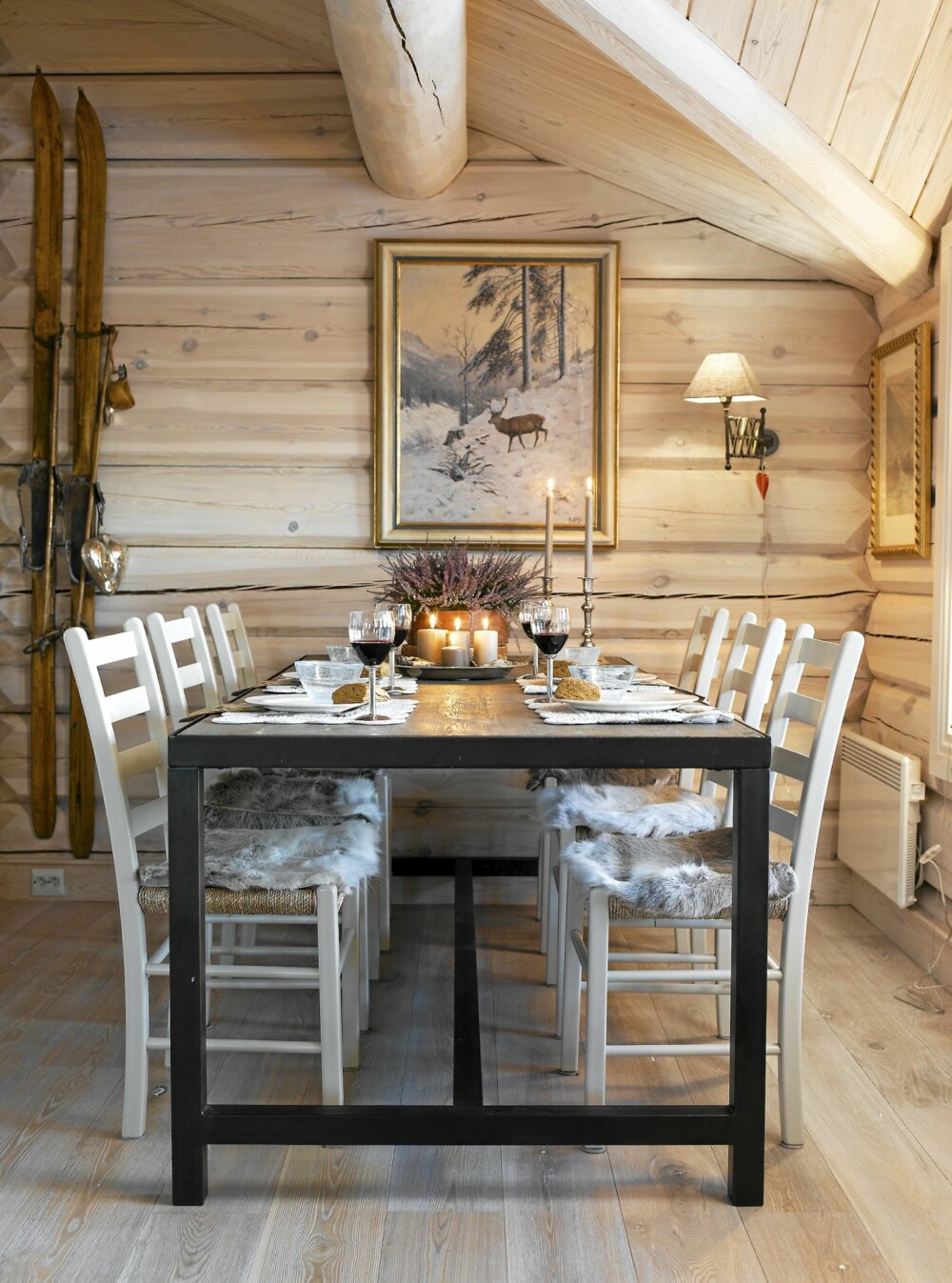 INDUSTRIELLE DETALJER: Spisebordet er rustikt med industrielle detaljer. De enkle Jærstolene gir spiseplassen et luftig uttrykk.